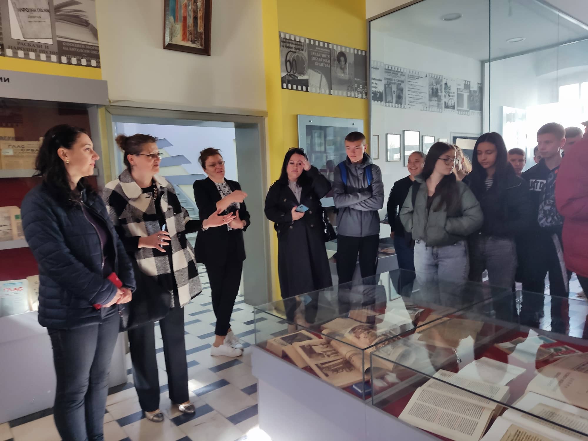 Како се одржува книжевниот фонд во библиотеките - средношколците од графичката струка во посета на битолската библиотека 8 311866826 489815586520764 1057538106902110533 n