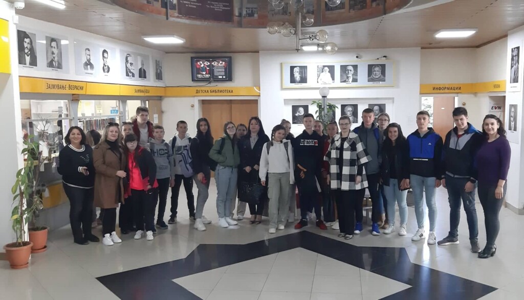 Како се одржува книжевниот фонд во библиотеките - средношколците од графичката струка во посета на битолската библиотека 3 311880763 489815419854114 768715778963775382 n