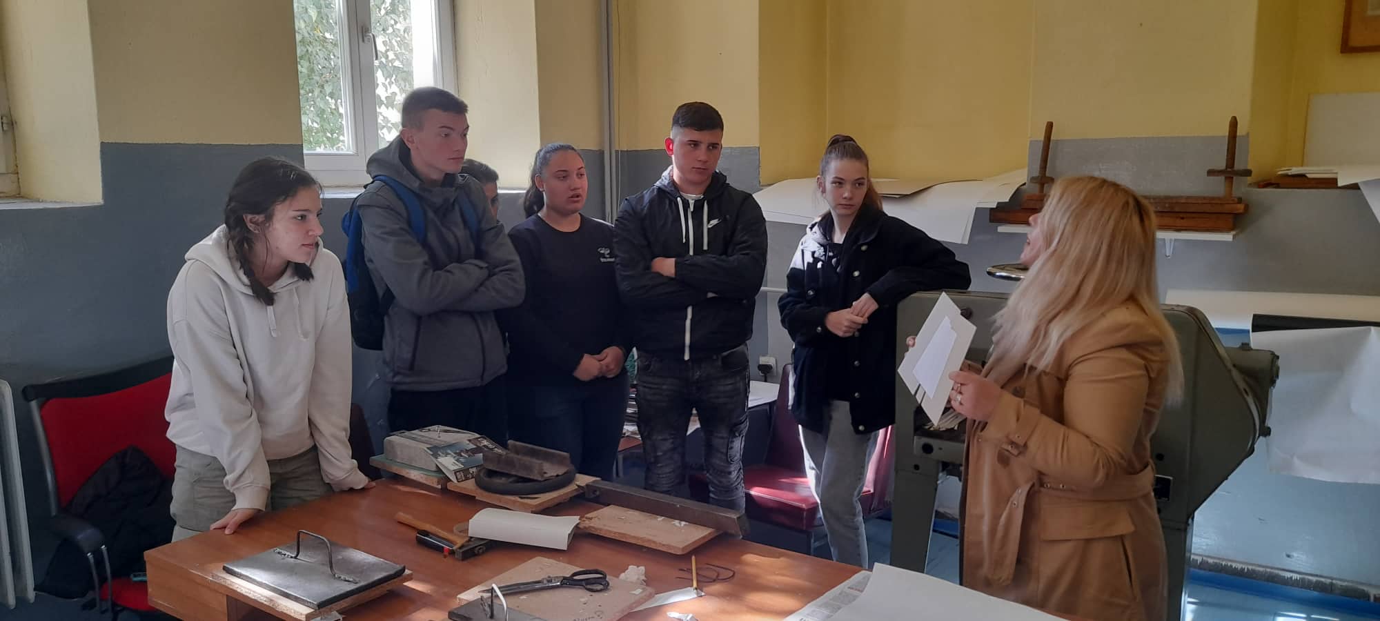 Како се одржува книжевниот фонд во библиотеките - средношколците од графичката струка во посета на битолската библиотека 6 312077019 489815736520749 215204704182023769 n