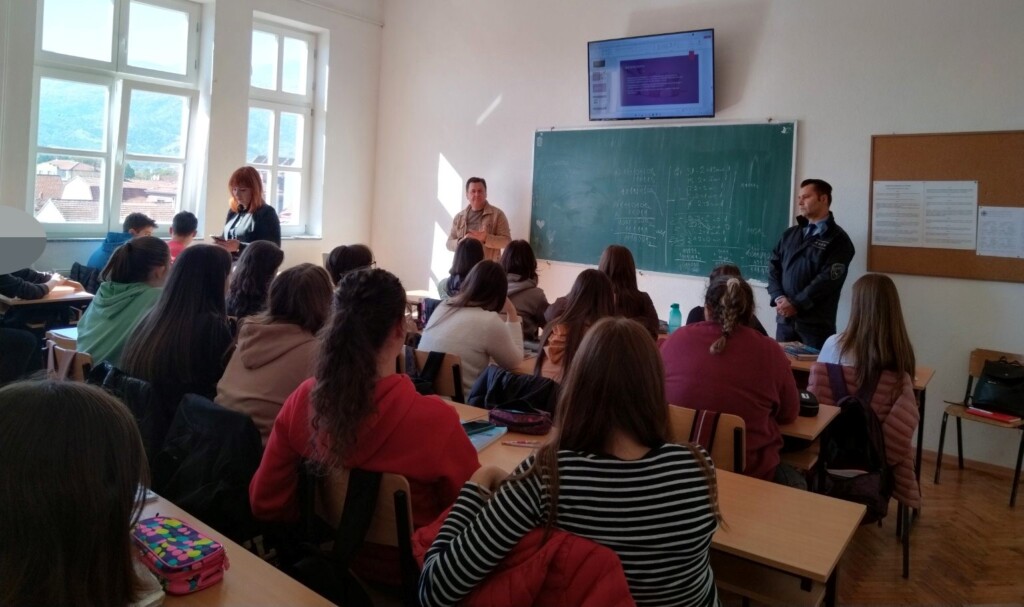 Превентивни активности на СВР Битола "Злоупотребата на дрогата, насилството и сајбер булинг" 3 svr bitola 02
