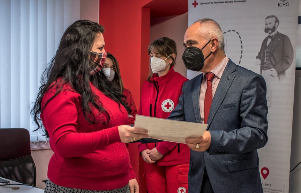 Инспирирана од работата на својот сопруг, стана личен асистент на лица со попреченост - одблиску со битолчанката Марија М. Спиркоска 6 маја сертификат