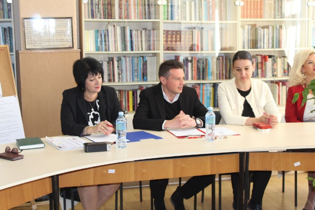 На денот на учителот, библиотеката потпиша меморандум со здружението Учител 8 учител библиотека 2