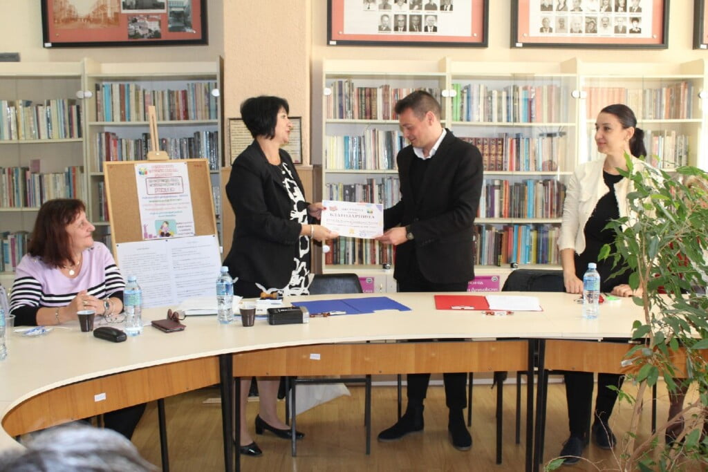 На денот на учителот, библиотеката потпиша меморандум со здружението Учител 3 учител библиотека 6