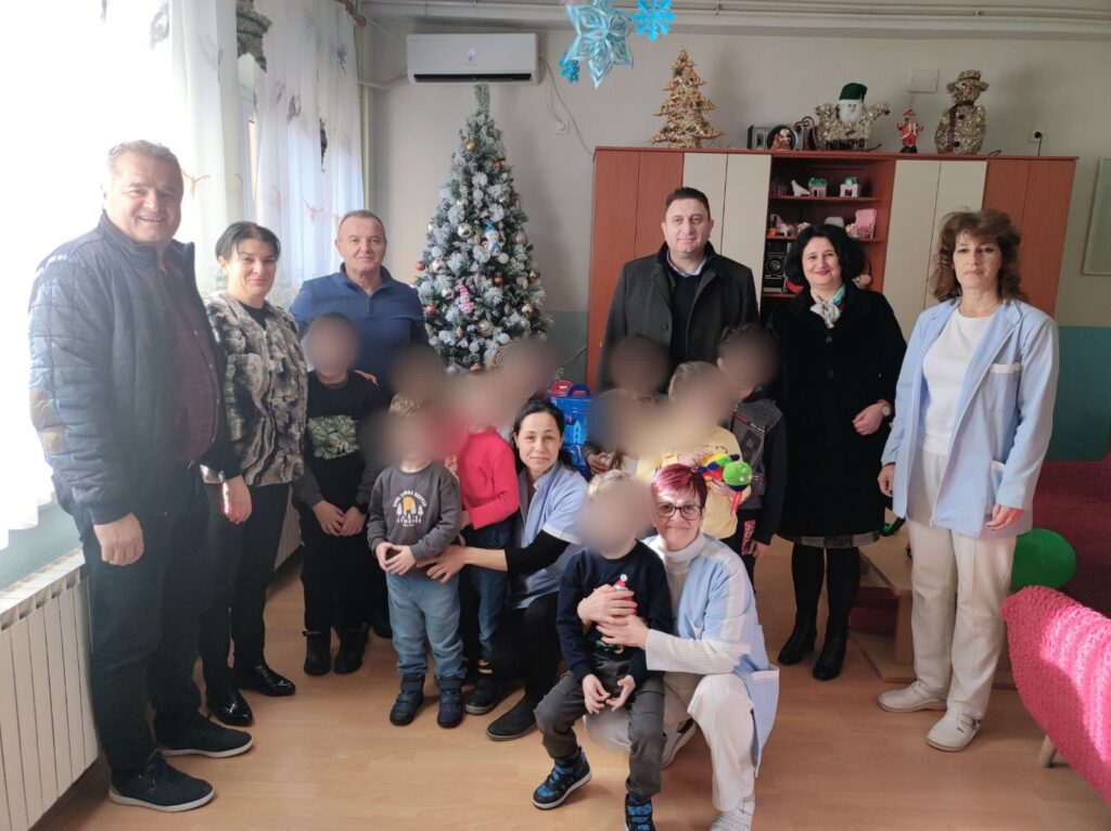 Новогoдишни пакетчиња од РЕК Битола за децата од посебните паралелки од ОУ Ѓорѓи Сугарев и Заводот за рехабилитација на слух, говор и глас 6 322126651 918891459543800 7151457243913937411 n