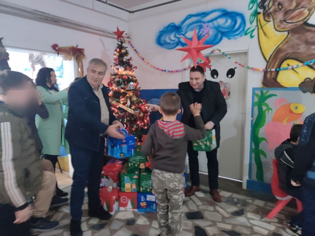 Новогoдишни пакетчиња од РЕК Битола за децата од посебните паралелки од ОУ Ѓорѓи Сугарев и Заводот за рехабилитација на слух, говор и глас 5 322192416 524893509606651 8187207962578807163 n