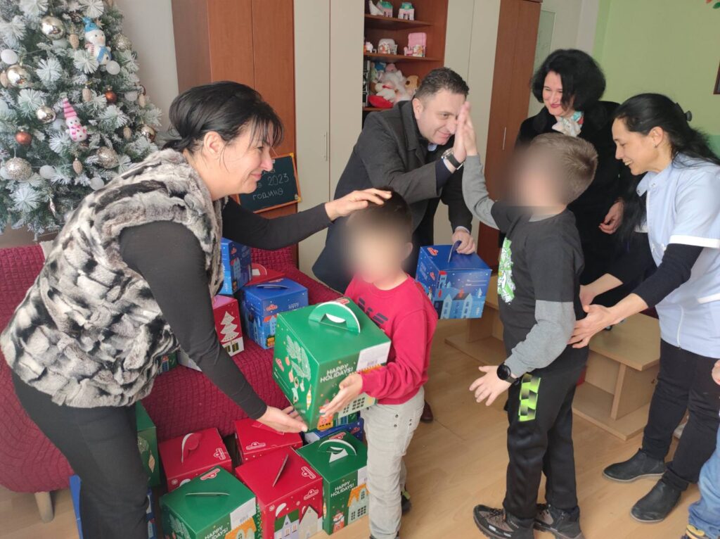 Новогoдишни пакетчиња од РЕК Битола за децата од посебните паралелки од ОУ Ѓорѓи Сугарев и Заводот за рехабилитација на слух, говор и глас 4 322392844 664509175412058 5305412333970446481 n