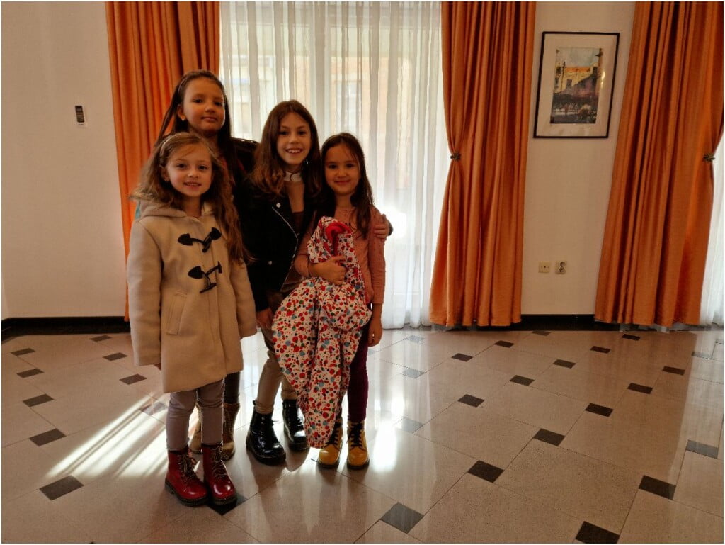 Најмладите членови на ДЛС „Свети Кирил и Методиј“ Битола во посета на Генералниот Конзулат на Грција во Битола 12 монмартр грчки конзулат