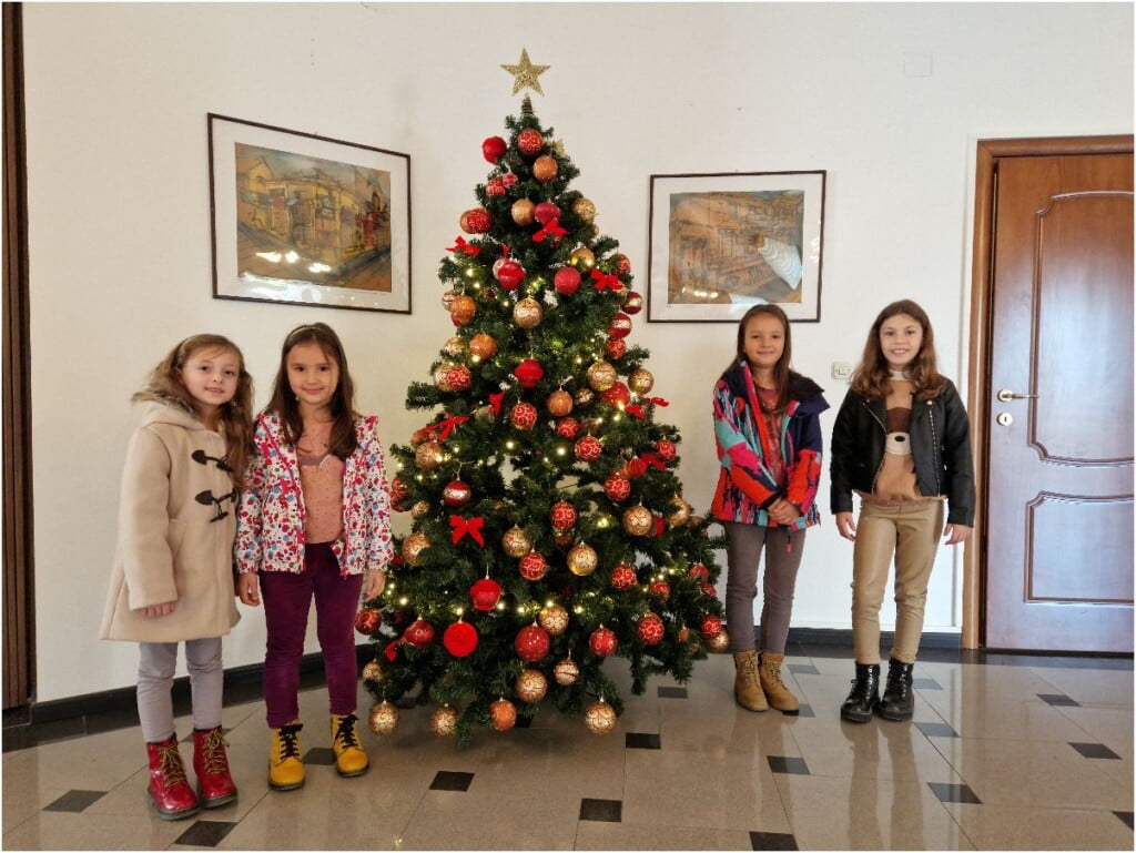 Најмладите членови на ДЛС „Свети Кирил и Методиј“ Битола во посета на Генералниот Конзулат на Грција во Битола 5 монмартр грчки конзулат 15