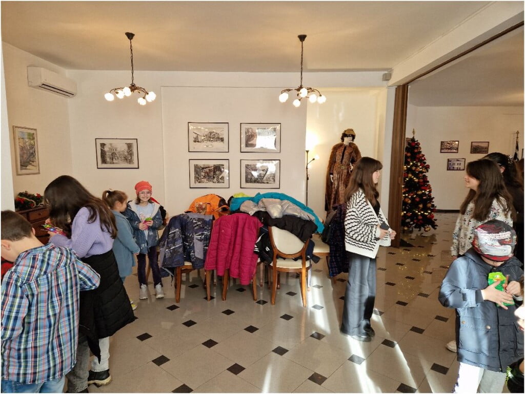 Најмладите членови на ДЛС „Свети Кирил и Методиј“ Битола во посета на Генералниот Конзулат на Грција во Битола 15 монмартр грчки конзулат 16