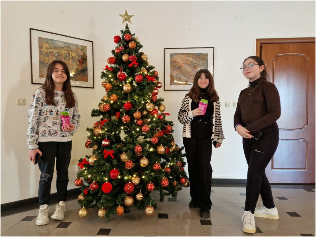 Најмладите членови на ДЛС „Свети Кирил и Методиј“ Битола во посета на Генералниот Конзулат на Грција во Битола 13 монмартр грчки конзулат 17