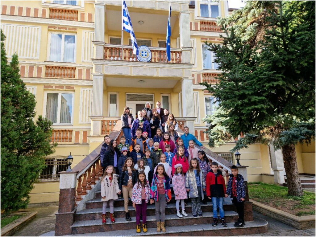 Најмладите членови на ДЛС „Свети Кирил и Методиј“ Битола во посета на Генералниот Конзулат на Грција во Битола 3 монмартр грчки конзулат 3