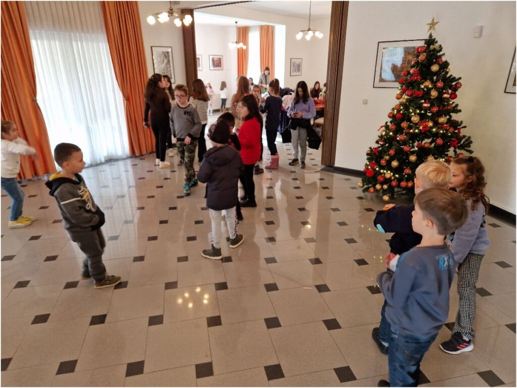 Најмладите членови на ДЛС „Свети Кирил и Методиј“ Битола во посета на Генералниот Конзулат на Грција во Битола 11 монмартр грчки конзулат 6