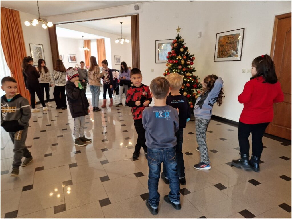 Најмладите членови на ДЛС „Свети Кирил и Методиј“ Битола во посета на Генералниот Конзулат на Грција во Битола 4 монмартр грчки конзулат 7