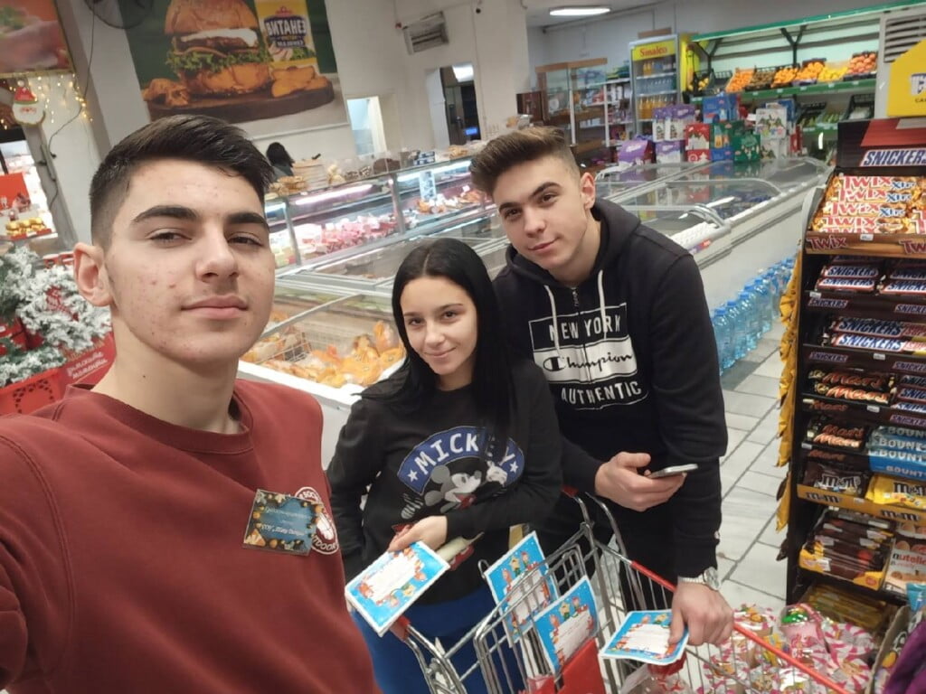 Голема хуманитарна акција на учениците од градежно-архитектонската струка од СОУ „Таки Даскало“ за децата без родители 3 таки 2