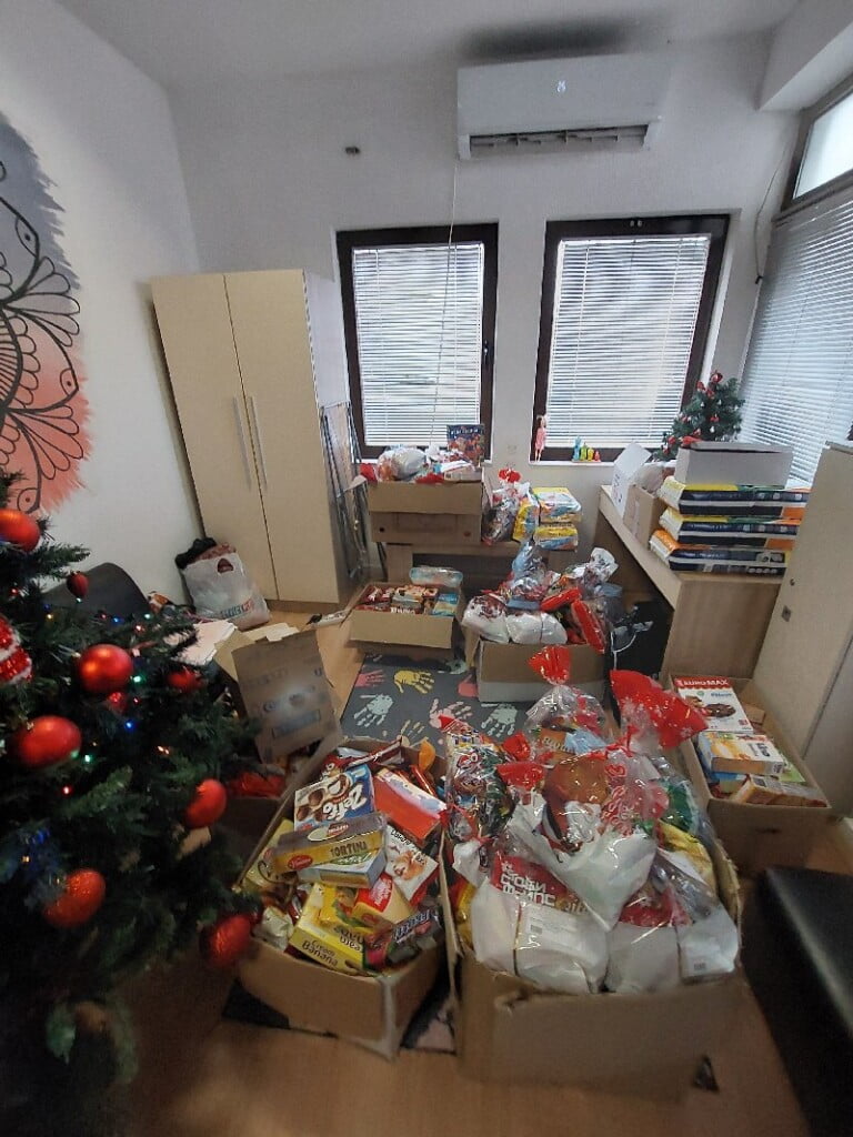 Голема хуманитарна акција на учениците од градежно-архитектонската струка од СОУ „Таки Даскало“ за децата без родители 5 таки 4