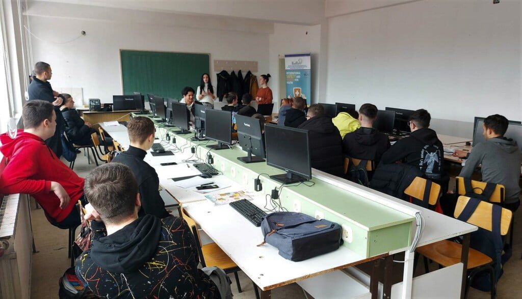 Информативните сесии на Младинското јадро за безбедност и здравје при работа за млади во Битола 4 Info sesija vo SOTY Gorgi Naumov Bitola 1