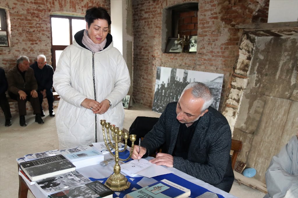 Трага за животот на Евреите во Битола - одблиску со Зоран Ѓорѓиев, автор на книгата „Траги од еврејското наследство во Битола“ 14 kniga evrei 4