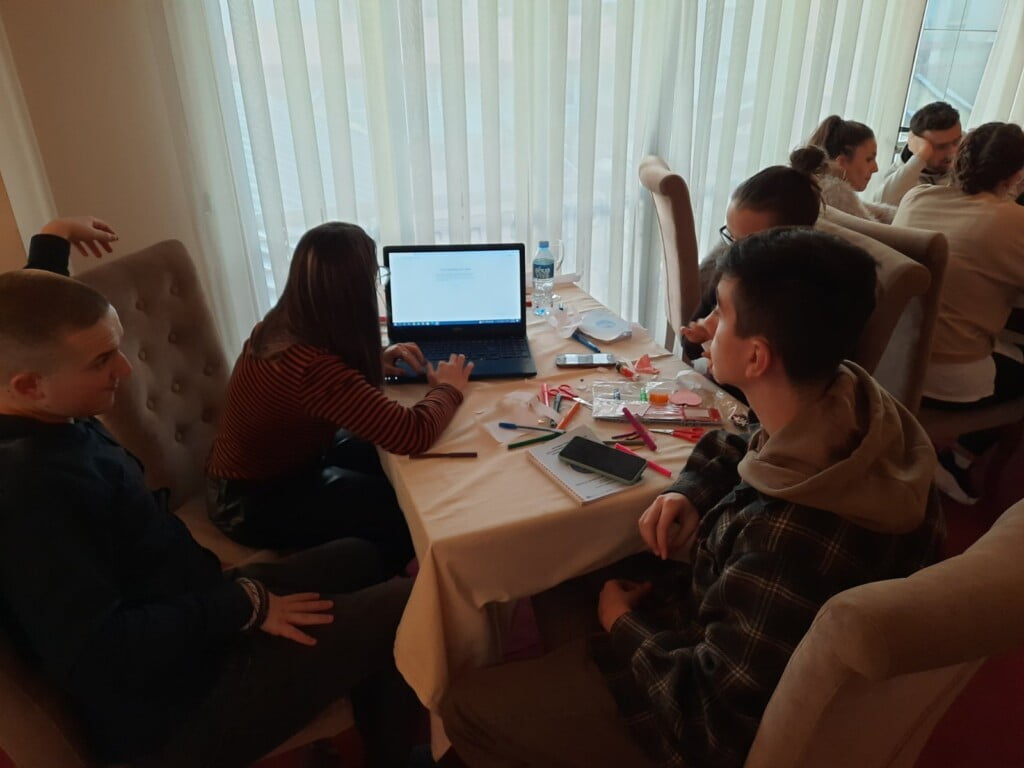 Поттикнување на дигиталната писменост кај младите од ранливи категории 5 339168897 142459375212575 7752060440563845401 n