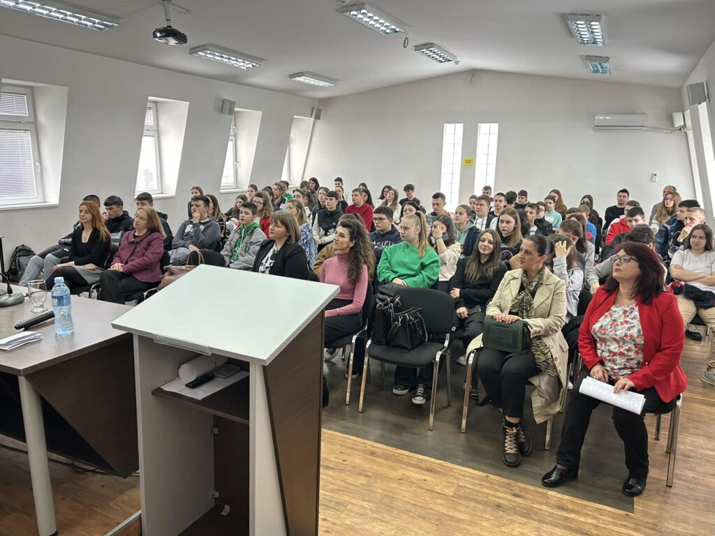 Деветооделенците од ОУ „Коле Канински“ Битола се запознаа со различни професии 5 342207966 1648337085665547 3920524215050714011 n