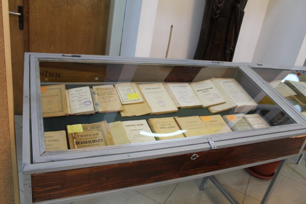 Изложба на 100 книги, стари 100 години во битолската библиотека 8 342861056 250251817595039 8335680874697005403 n