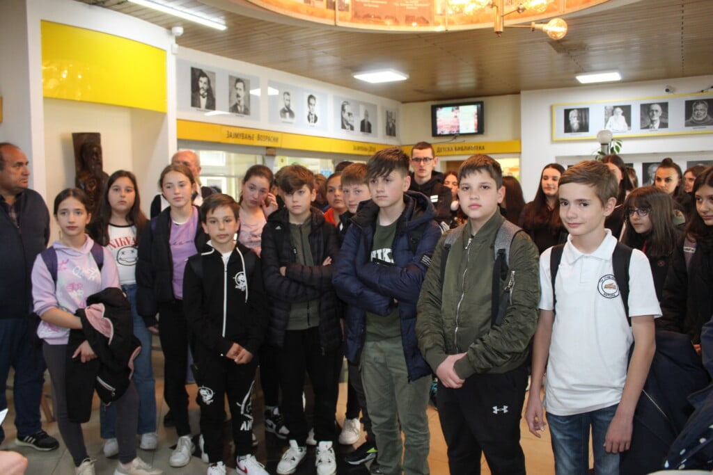 Изложба на 100 книги, стари 100 години во битолската библиотека 5 343130271 782489593148448 7369875373457348212 n