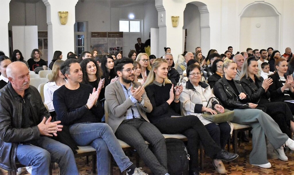 Книга со препеви на песни од Ацо Шопов - „Златен круг на времето” од битолските гимназијалци 10 345645463 2650928225047682 1103826296521659786 n