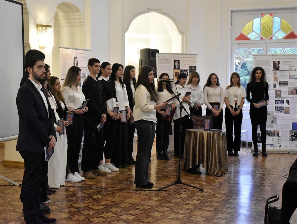 Книга со препеви на песни од Ацо Шопов - „Златен круг на времето” од битолските гимназијалци 11 346784324 163853289968804 3550863187943697603 n