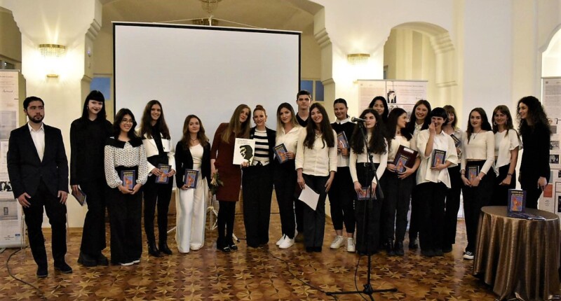 Книга со препеви на песни од Ацо Шопов - „Златен круг на времето” од битолските гимназијалци 1 346791661 580595687511969 4790167435895401066 n