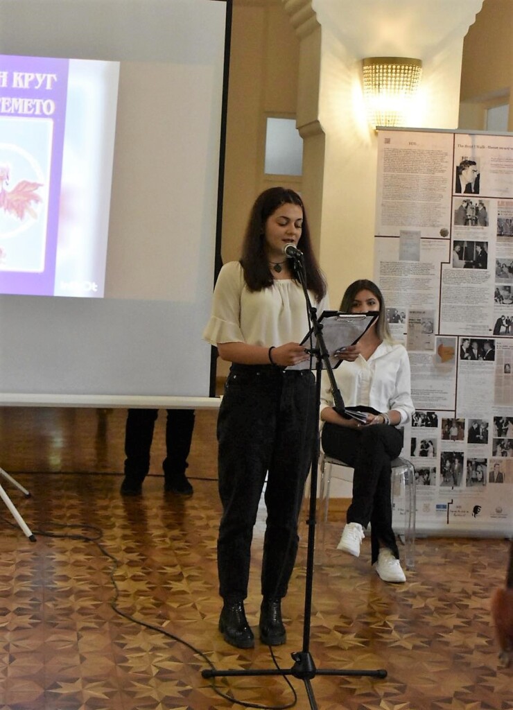 Книга со препеви на песни од Ацо Шопов - „Златен круг на времето” од битолските гимназијалци 6 346824173 203241192574171 4572530625826032256 n