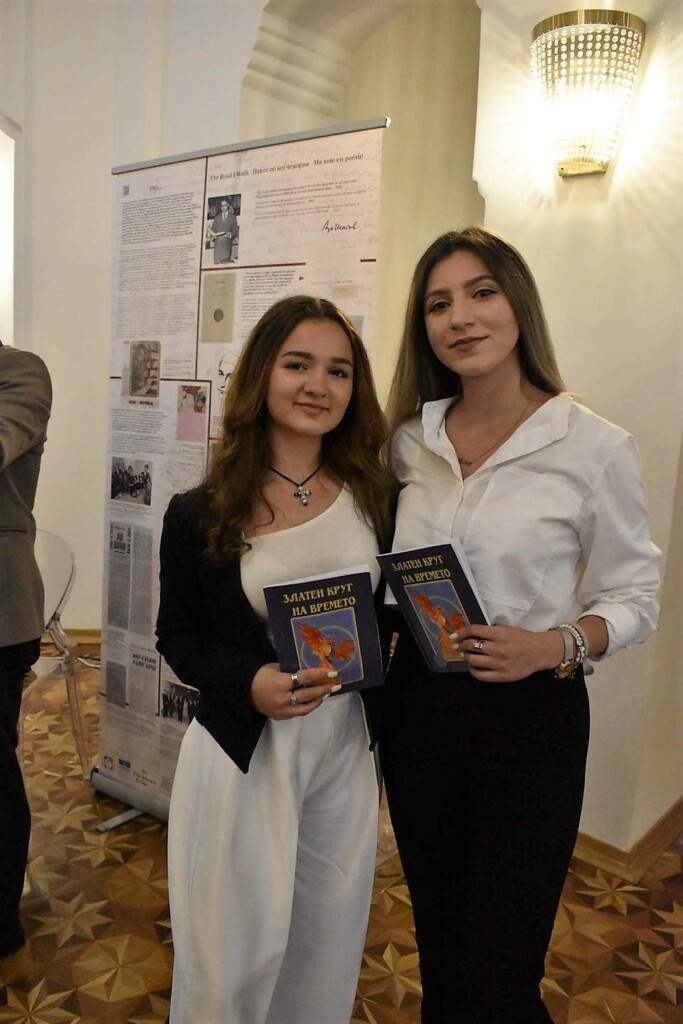 Книга со препеви на песни од Ацо Шопов - „Златен круг на времето” од битолските гимназијалци 4 346940837 208406905317902 2650275108269474440 n