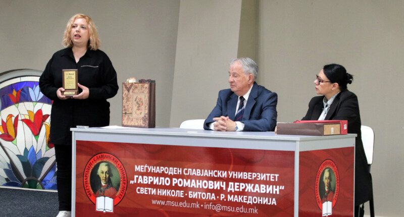 maja naslovna