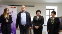 Изложбата „Градски костими“ на Наде Геневска Брачиќ поставена во Музејот во Глобочани 2 gCFUBAADPAAssAAGY1TvFAAAAAElFTkSuQmCC