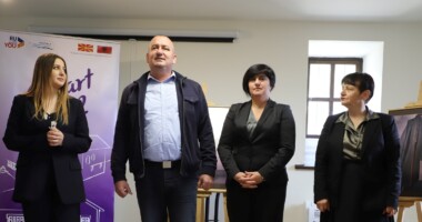 Изложбата „Градски костими“ на Наде Геневска Брачиќ поставена во Музејот во Глобочани 10 r25IQAEAAAAAAAAAAPBsJkgAAauTjWAAAAAASUVORK5CYII=