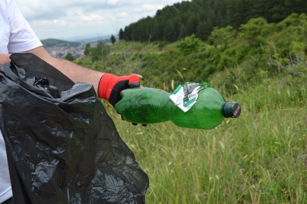 Волонтери собраа 20 вреќи ѓубре кај авионите и Смолево 4 DSC 1212