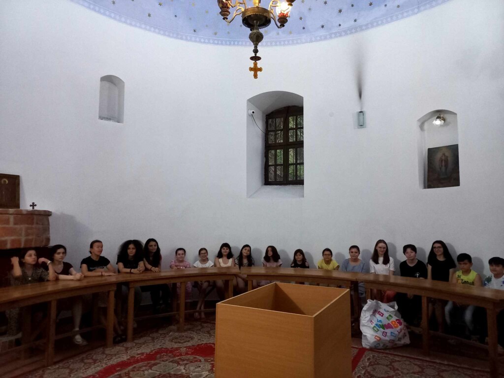 20-тина деца од неколку градови од Македонија дел од Летниот камп по Веронаука во манастирскиот комплекс Св.Петка во с.Велгошти 8 356794845 787468472865729 3263887577349080696 n