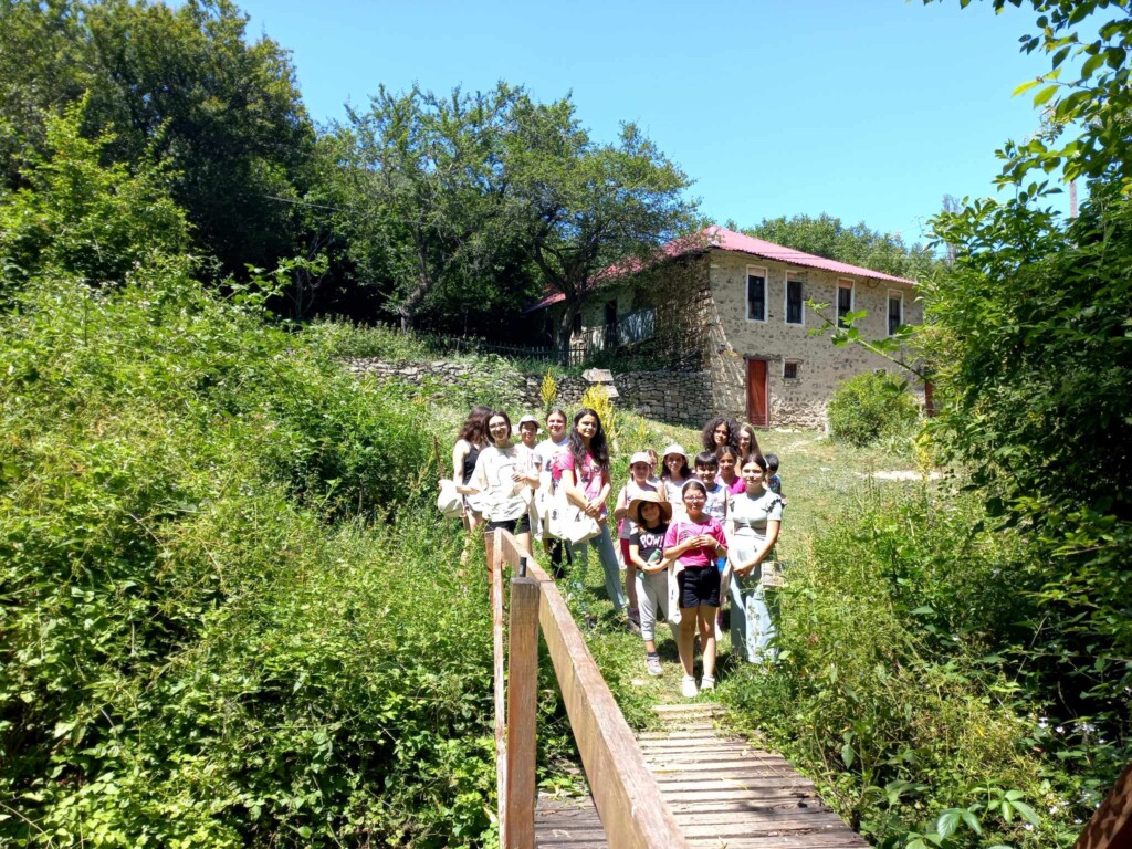 20-тина деца од неколку градови од Македонија дел од Летниот камп по Веронаука во манастирскиот комплекс Св.Петка во с.Велгошти 7 356796936 242693681918200 3607623202570331342 n