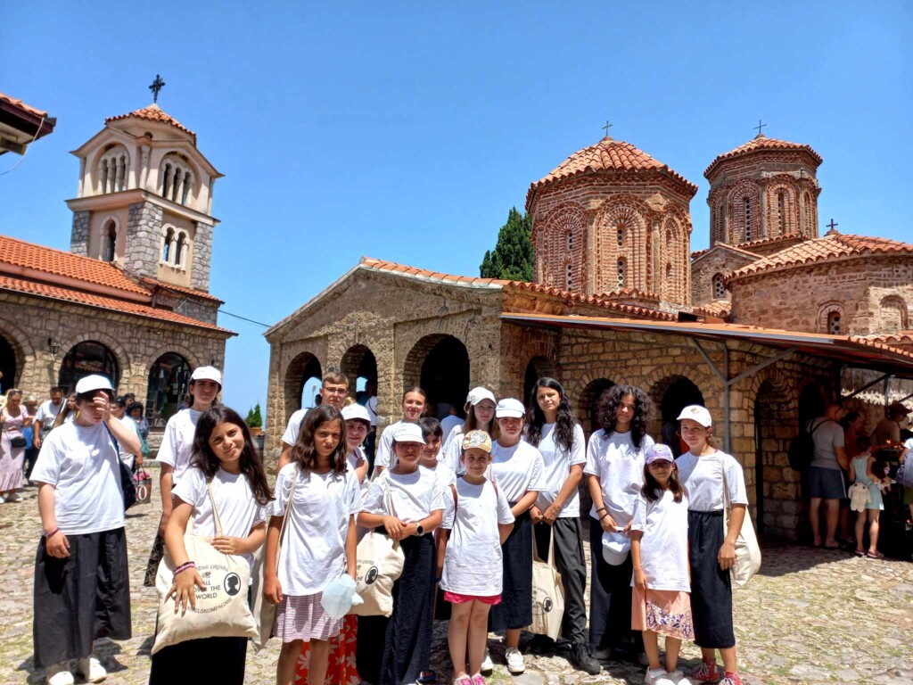 20-тина деца од неколку градови од Македонија дел од Летниот камп по Веронаука во манастирскиот комплекс Св.Петка во с.Велгошти 16 356798139 231199322648037 6932769900246727610 n