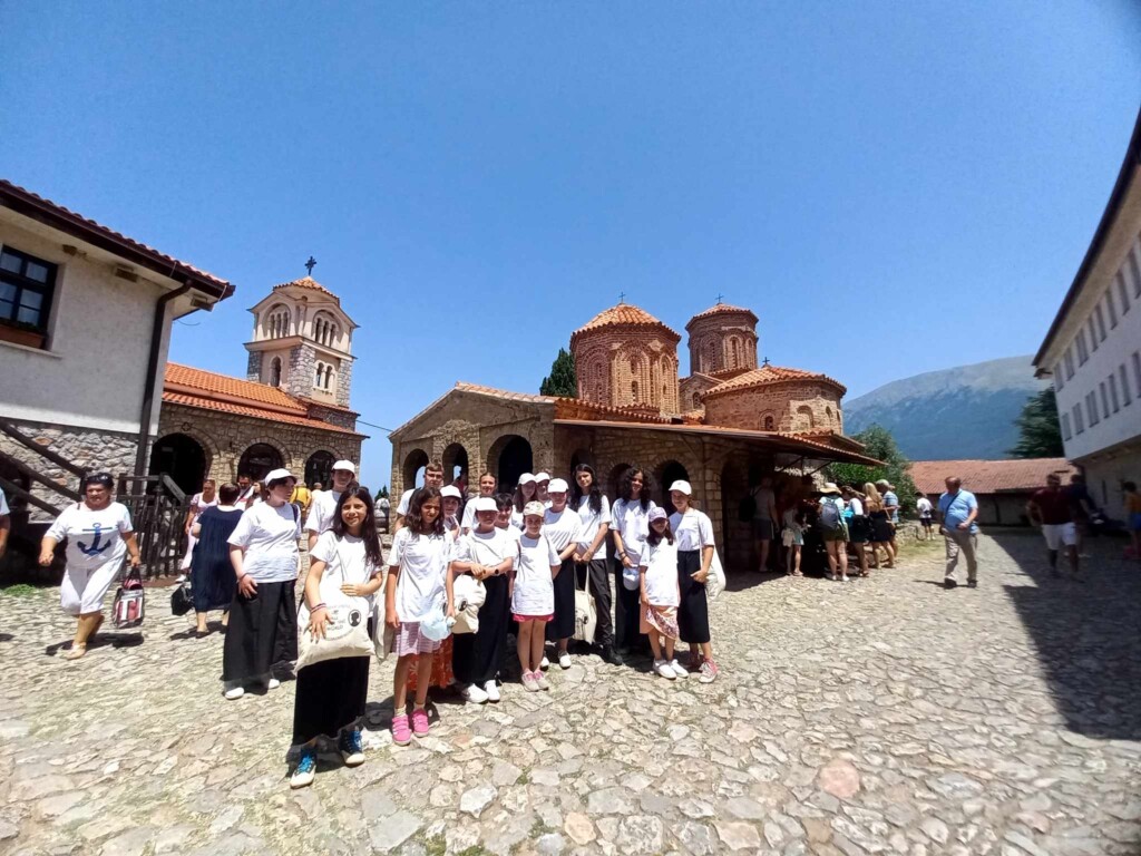 20-тина деца од неколку градови од Македонија дел од Летниот камп по Веронаука во манастирскиот комплекс Св.Петка во с.Велгошти 17 356798818 3270399929917816 5800915129170873969 n