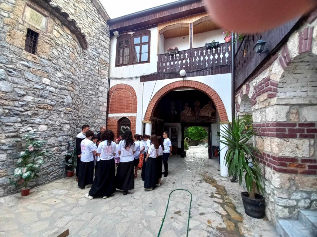 20-тина деца од неколку градови од Македонија дел од Летниот камп по Веронаука во манастирскиот комплекс Св.Петка во с.Велгошти 12 356804911 1471039140338749 2619197863949432302 n