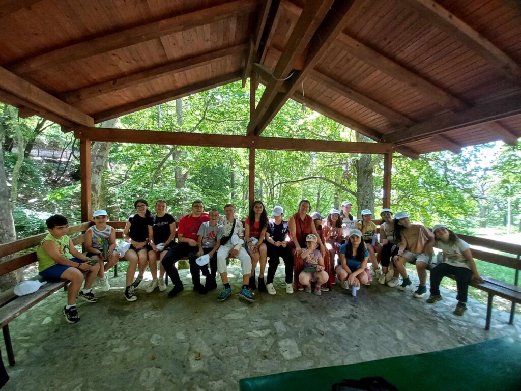 20-тина деца од неколку градови од Македонија дел од Летниот камп по Веронаука во манастирскиот комплекс Св.Петка во с.Велгошти 9 356976973 237951765823135 3804416391522837255 n