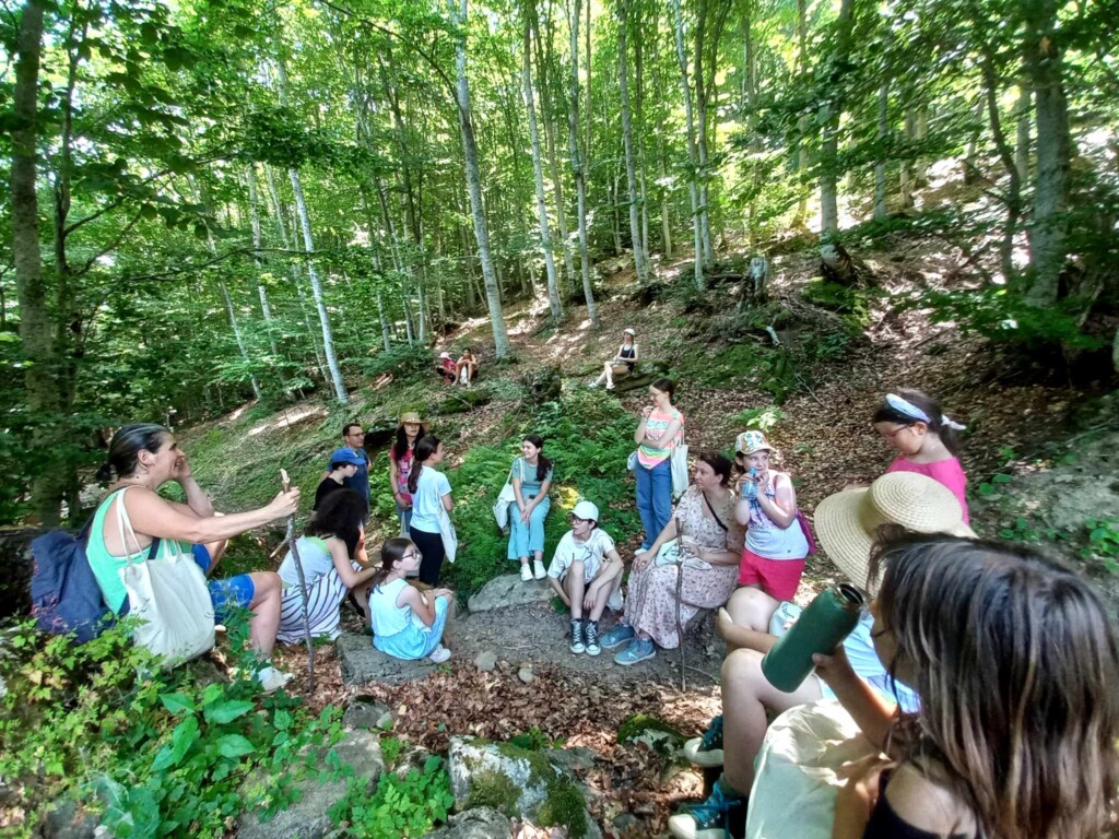 20-тина деца од неколку градови од Македонија дел од Летниот камп по Веронаука во манастирскиот комплекс Св.Петка во с.Велгошти 6 356978927 1001400794639364 3937652315624723812 n