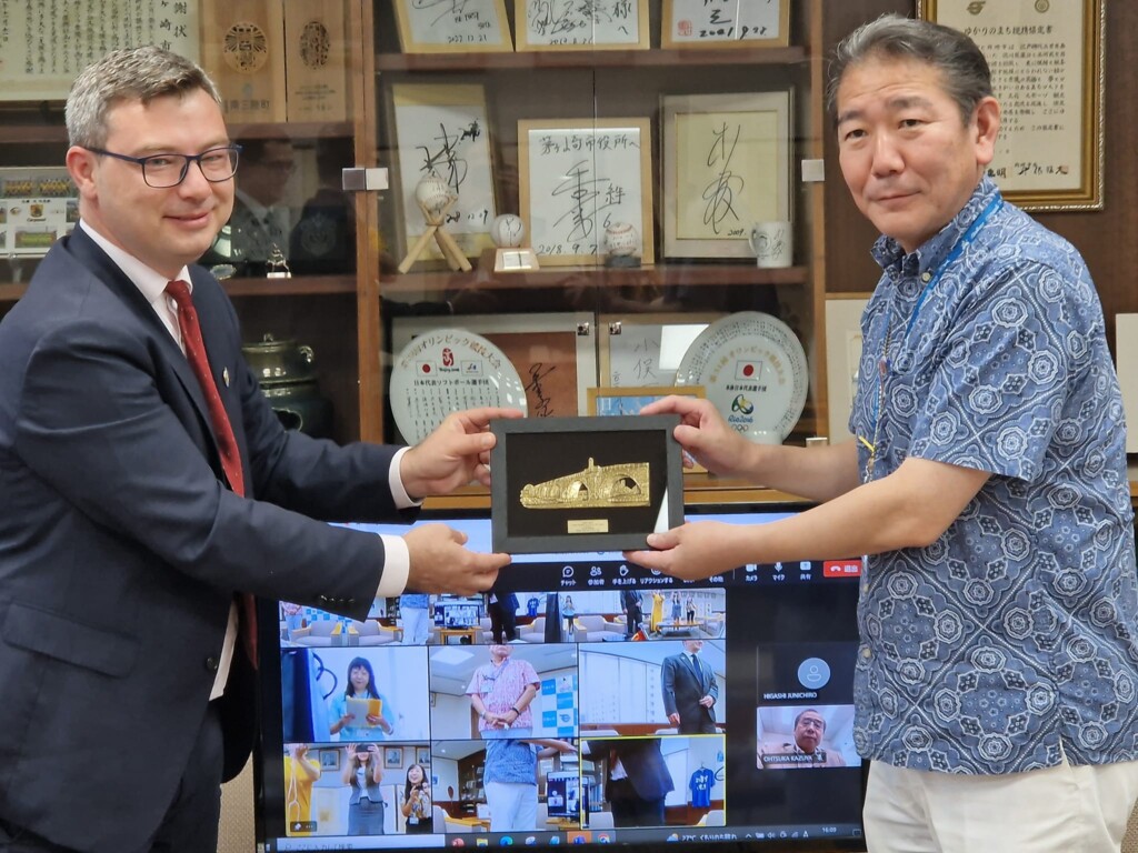 Врачена наградата „Професор Коста Хаџи-Антоновски" на јапонскиот град Чигасаки кои благодарение на Малиот битолски монмартр слушнаа за Македонија 5 358373265 10161169025818746 3658435723209374349 n