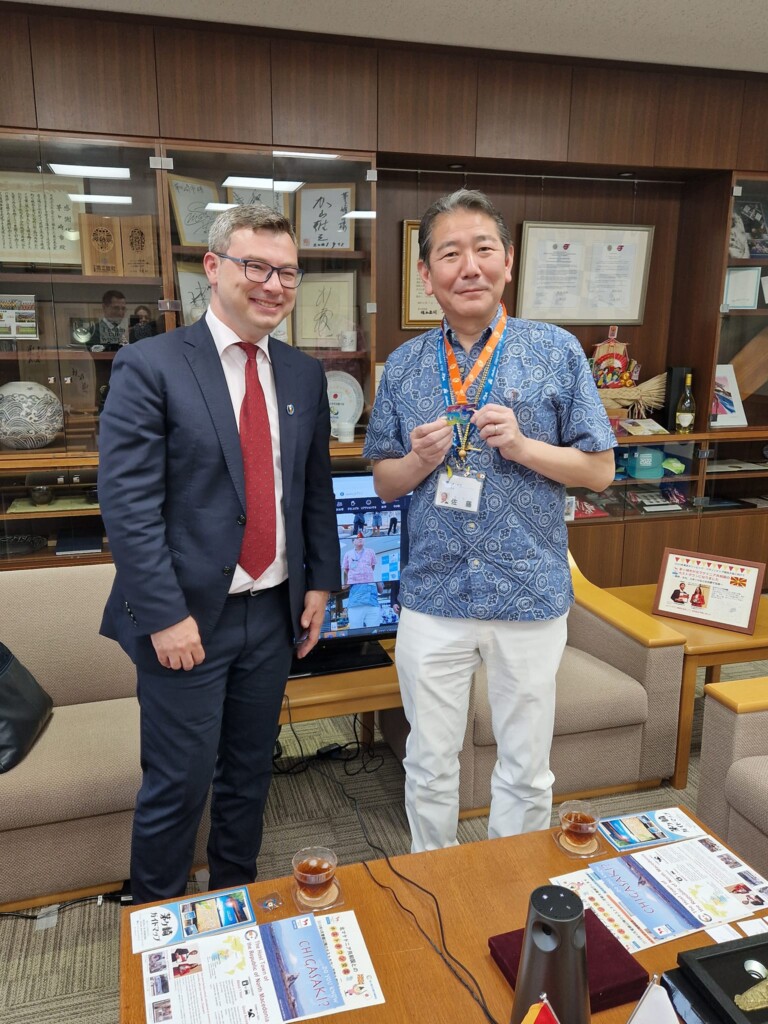 Врачена наградата „Професор Коста Хаџи-Антоновски" на јапонскиот град Чигасаки кои благодарение на Малиот битолски монмартр слушнаа за Македонија 3 358421646 10161169025543746 5868658026495200140 n