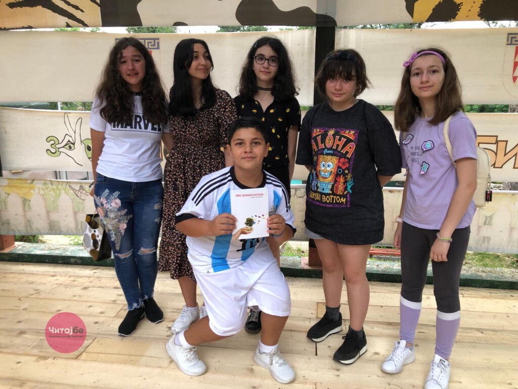 Нешат секогаш ќе биде тука преку неговите „Нешадизми“ - неговото семејство ја промовираше книгата „Мисловни патеки“ 17 mislovni pateki nesat 18