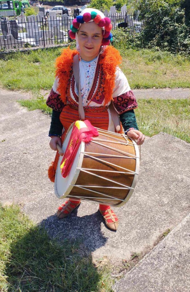 Кога ќе грмне тапанот во рацете на 14-годишната Бојана Илиевска, никој не останува рамнодушен 9 363848894 196701303196662 7926788921614492683 n e1691959736695