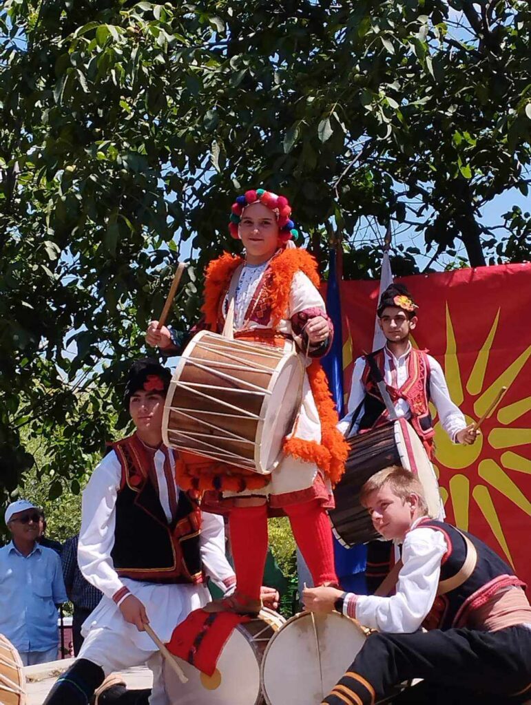 Кога ќе грмне тапанот во рацете на 14-годишната Бојана Илиевска, никој не останува рамнодушен 3 367402952 976237540334759 3512457402098409665 n