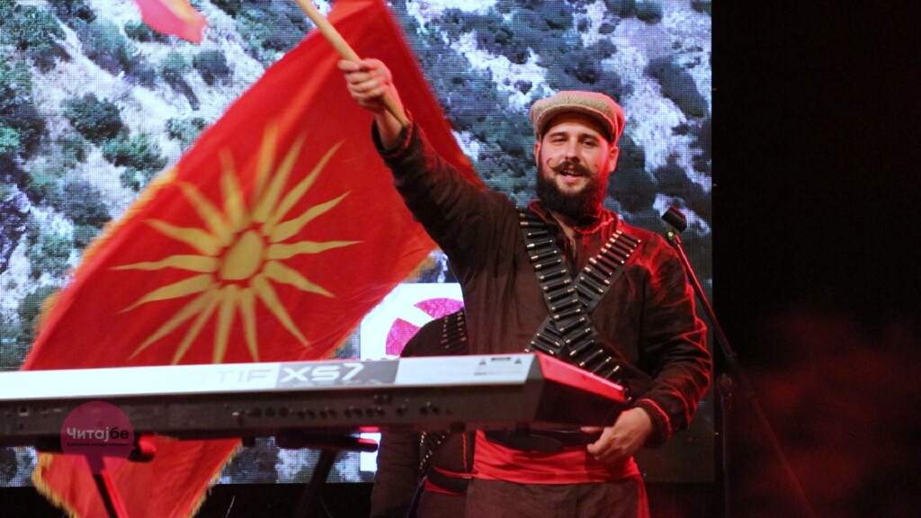 „Македонијо во срце те носиме“ синоќа во Битола - Битолската коњаница Галоп ги развеа знамињата 39 bitolska konjanica 39