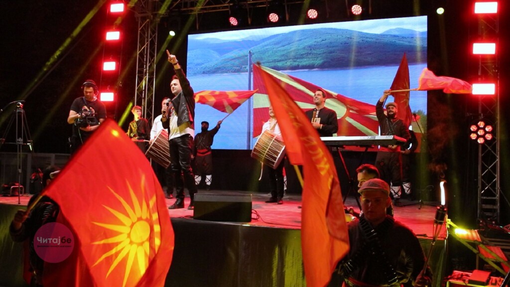 „Македонијо во срце те носиме“ синоќа во Битола - Битолската коњаница Галоп ги развеа знамињата 14 bitolska konjanica 7