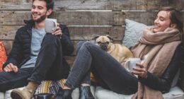 Колку посреќно луѓето живеат, толку поедноставно се облекуваат 54