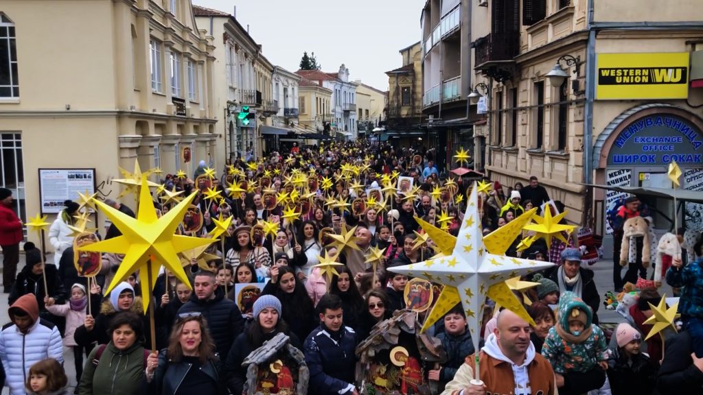 „Вечниот Бог“ ечеше од илјадници грла низ Широк Сокак - Бадникова поворка во Битола 3 Sequence 01.00 02 28 18.Still005